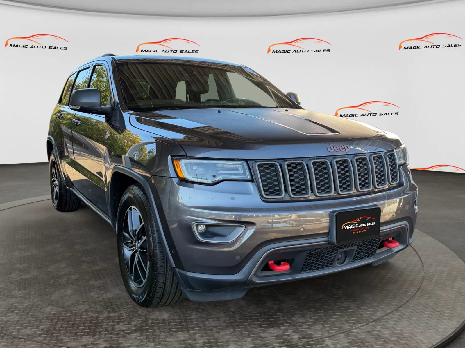 Used 2017 Jeep Grand Cherokee Trailhawk w/ Trailhawk Luxury Group AWD/4WD image 5
