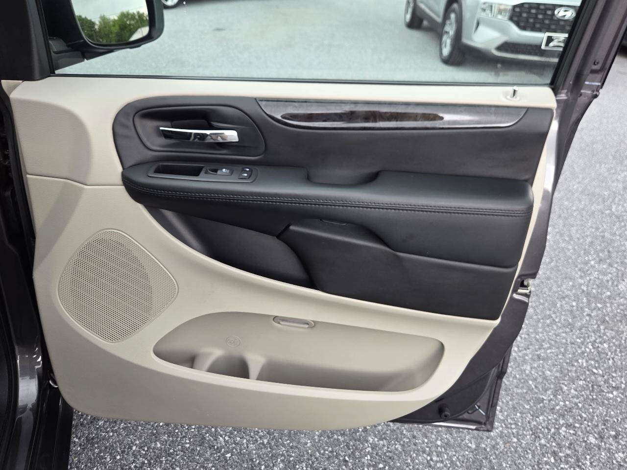 Used 2018 Dodge Grand Caravan SE w/ UConnect Hands-Free Group FWD image 28