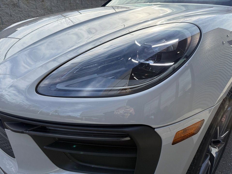 Certified 2025 Porsche Macan image 13