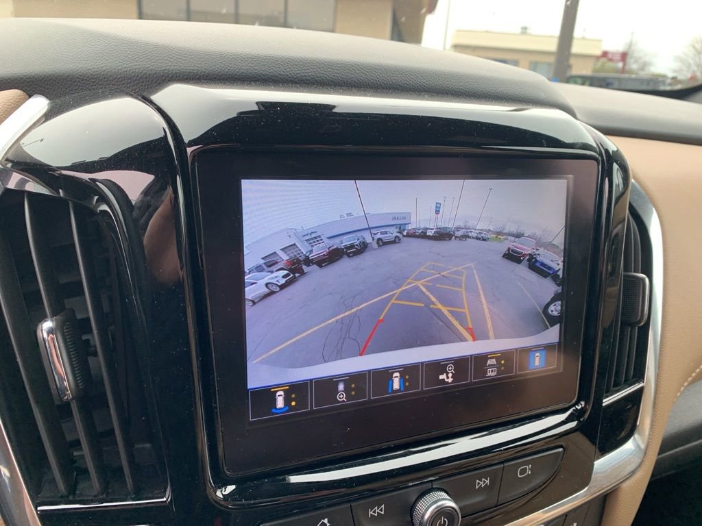 Used 2023 Chevrolet Traverse Premier FWD image 13
