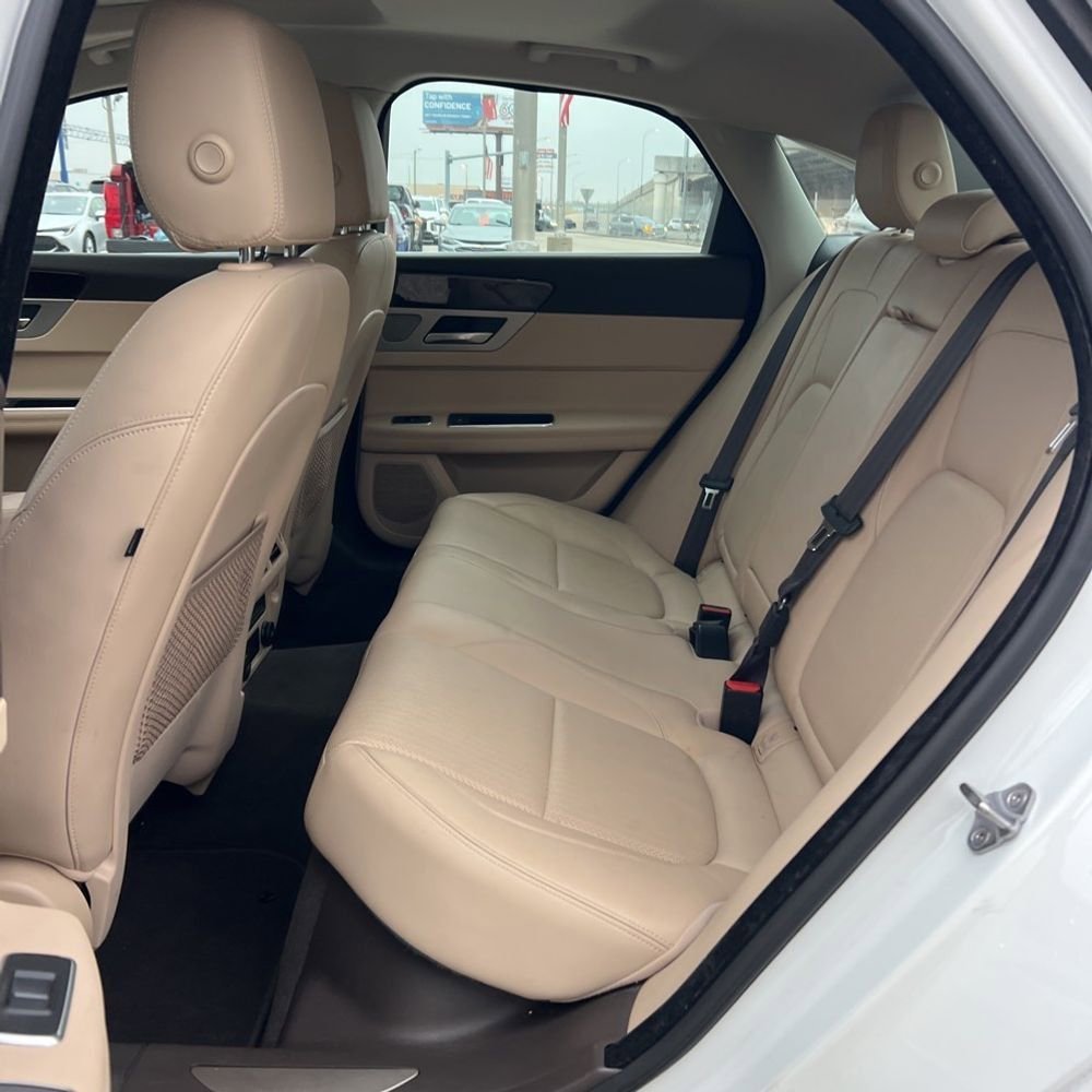 Used 2016 Jaguar XF Prestige image 13