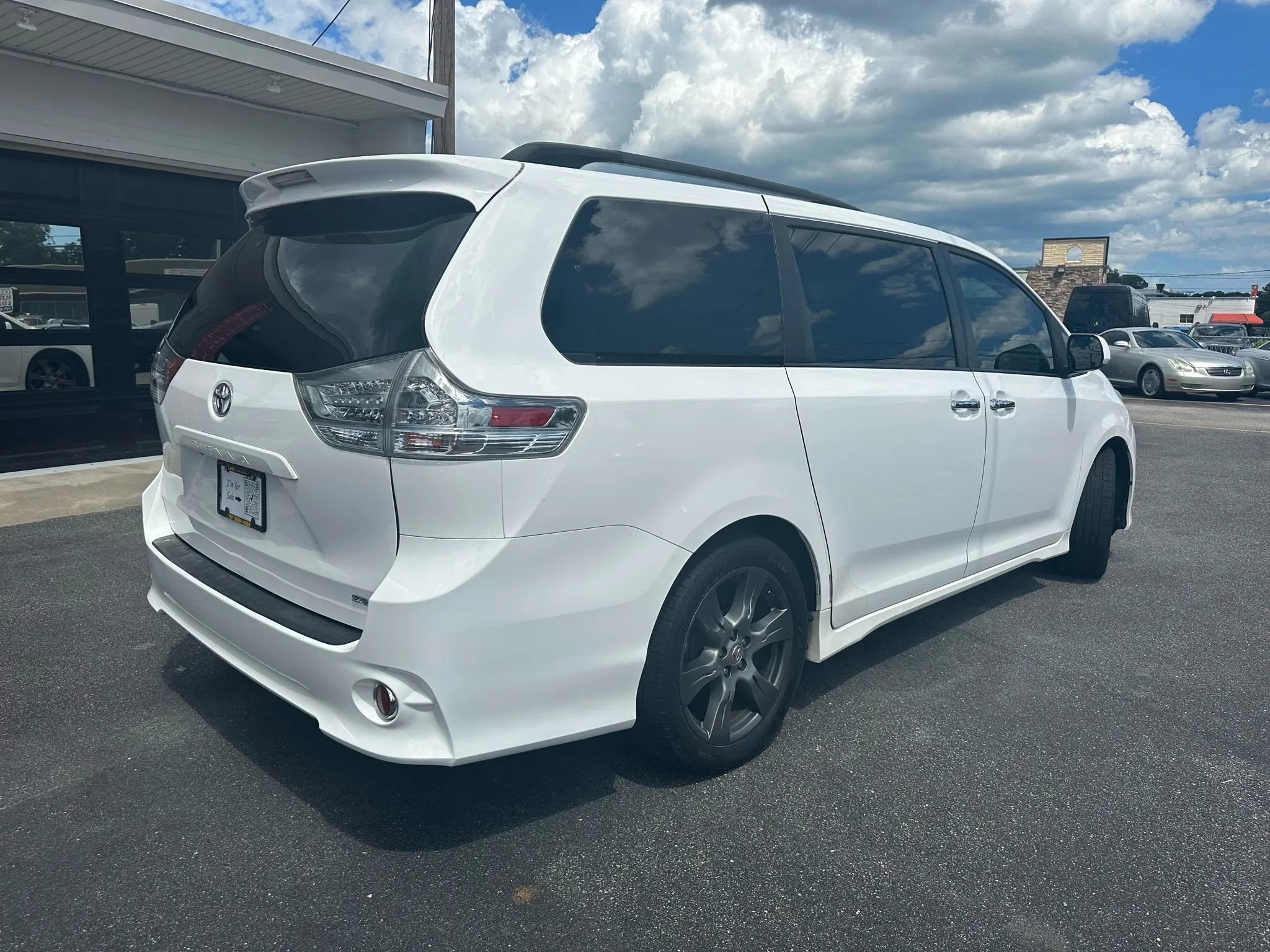 Used 2017 Toyota Sienna SE image 3