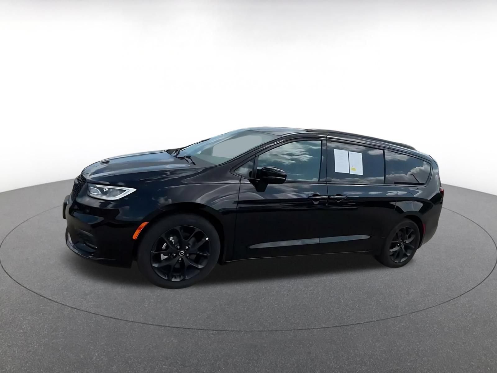 Used 2025 Chrysler Pacifica Limited FWD image 8