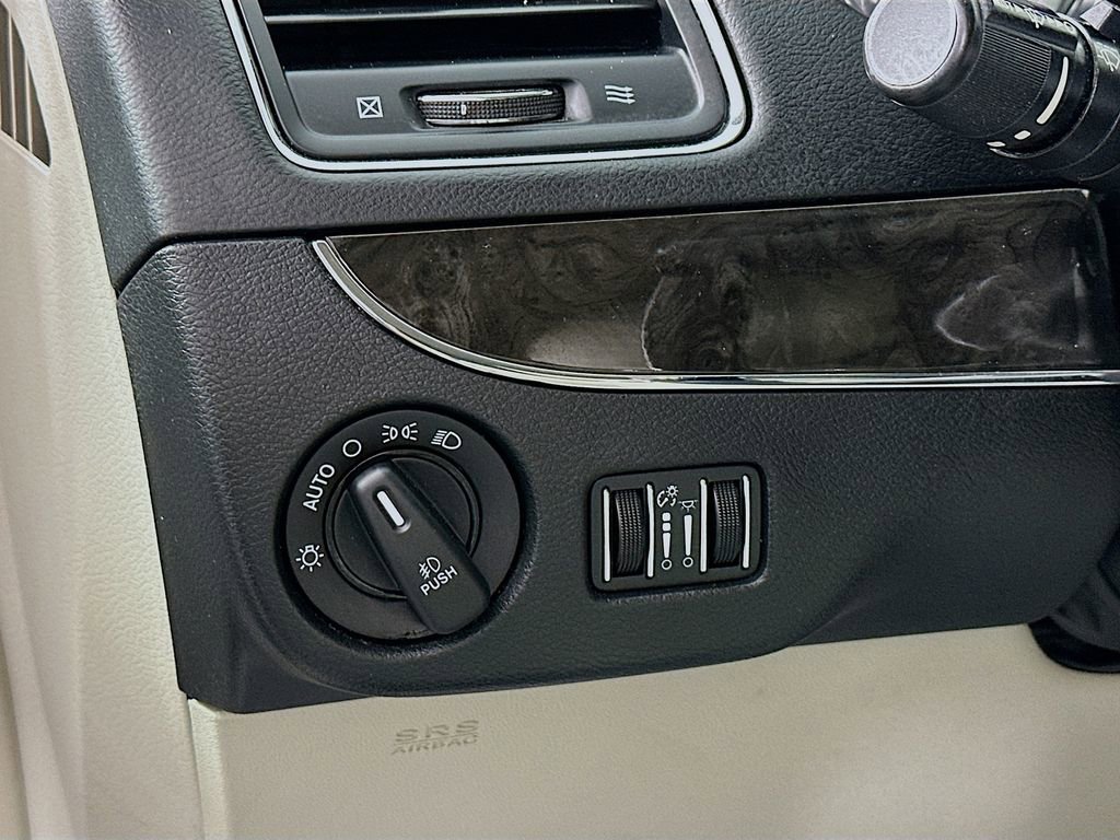 Used 2014 Chrysler Town & Country Limited image 10