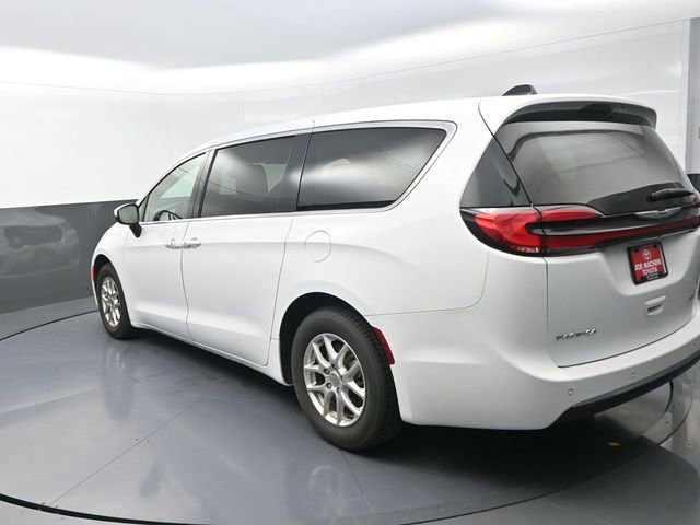 Used 2023 Chrysler Pacifica Touring-L FWD image 6