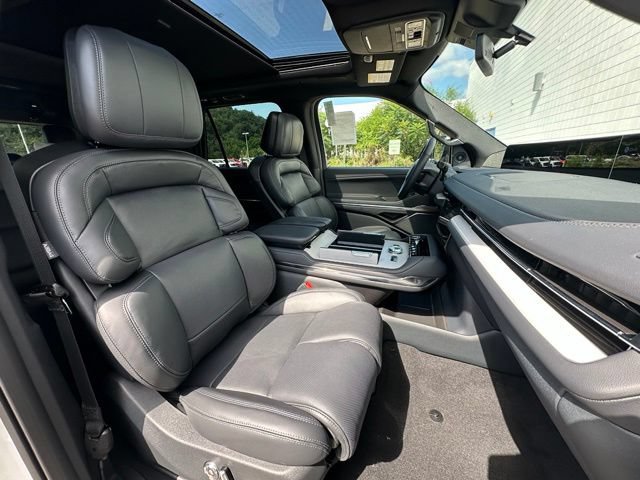 New 2027 Lincoln Navigator Reserve w/ Jet Appearance Package AWD/4WD image 24