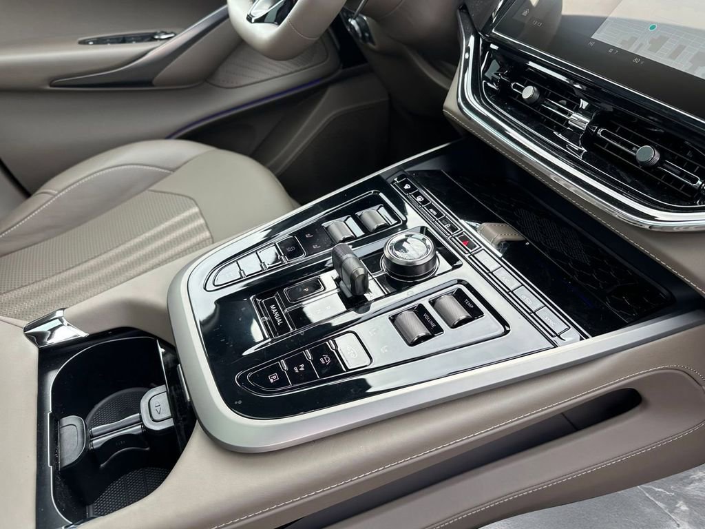 New 2026 Aston Martin DBX 707 image 14