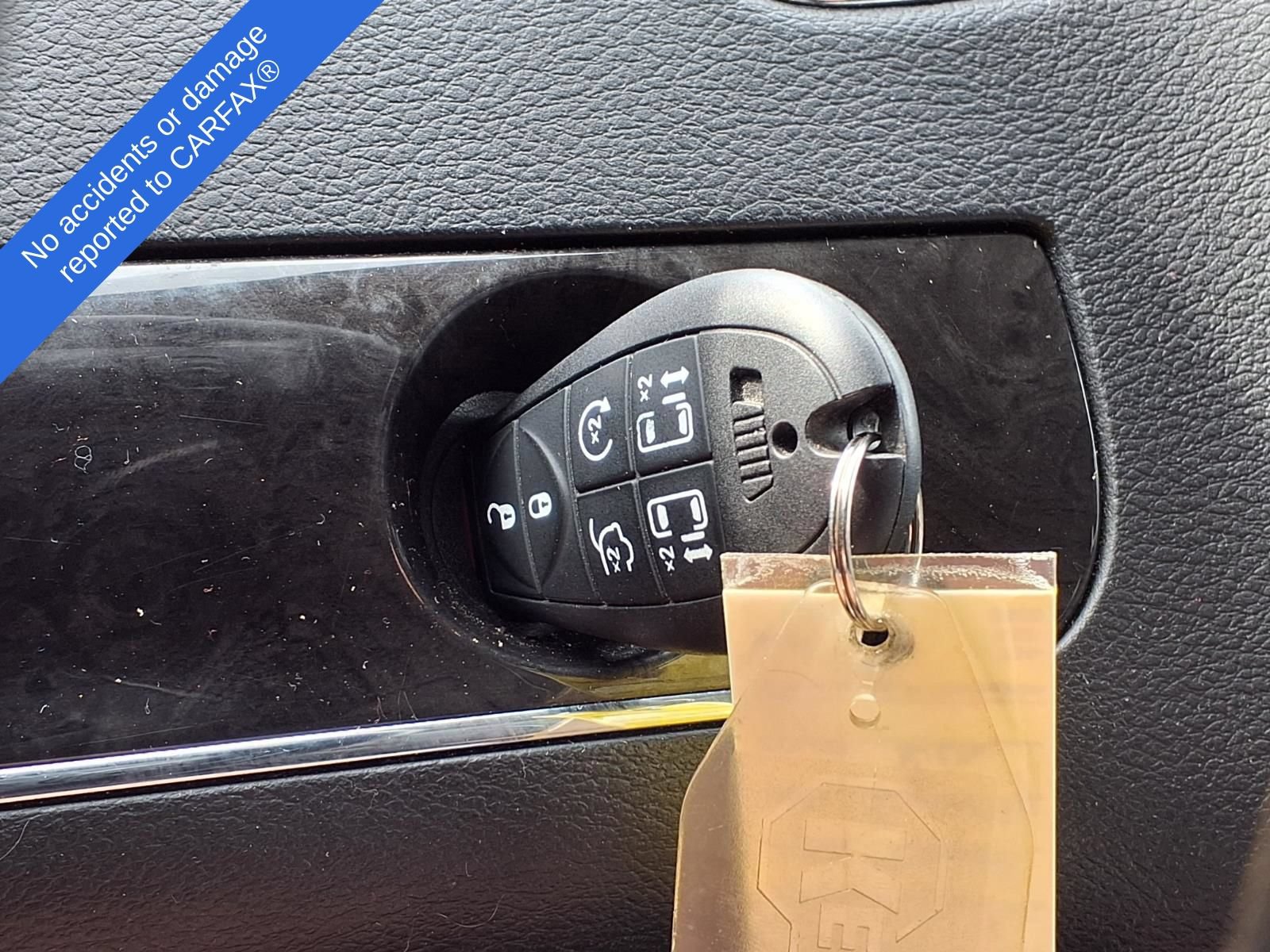 Used 2015 Chrysler Town & Country Touring-L FWD image 24