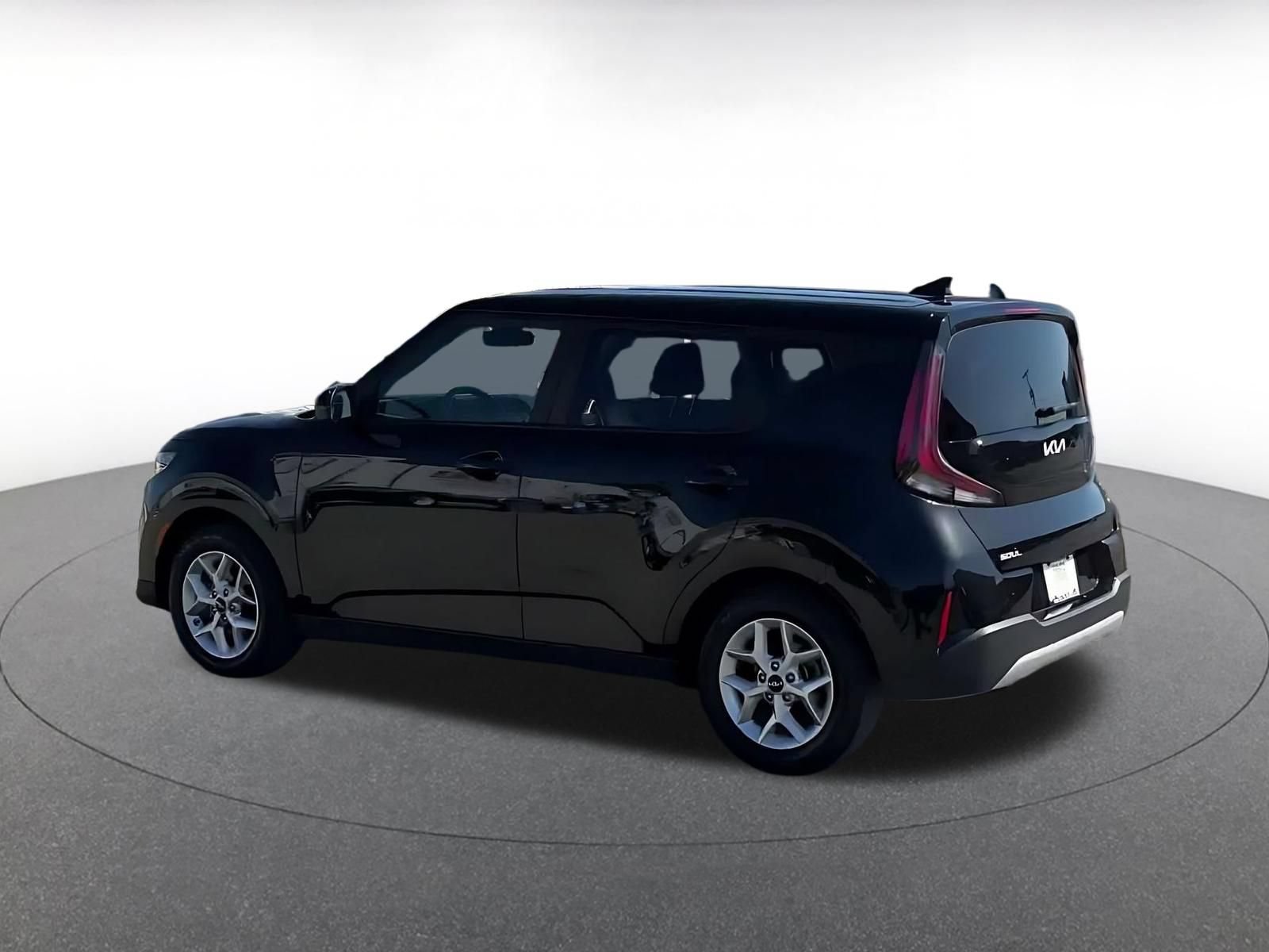 Used 2025 Kia Soul LX w/ LX Technology Package FWD image 9