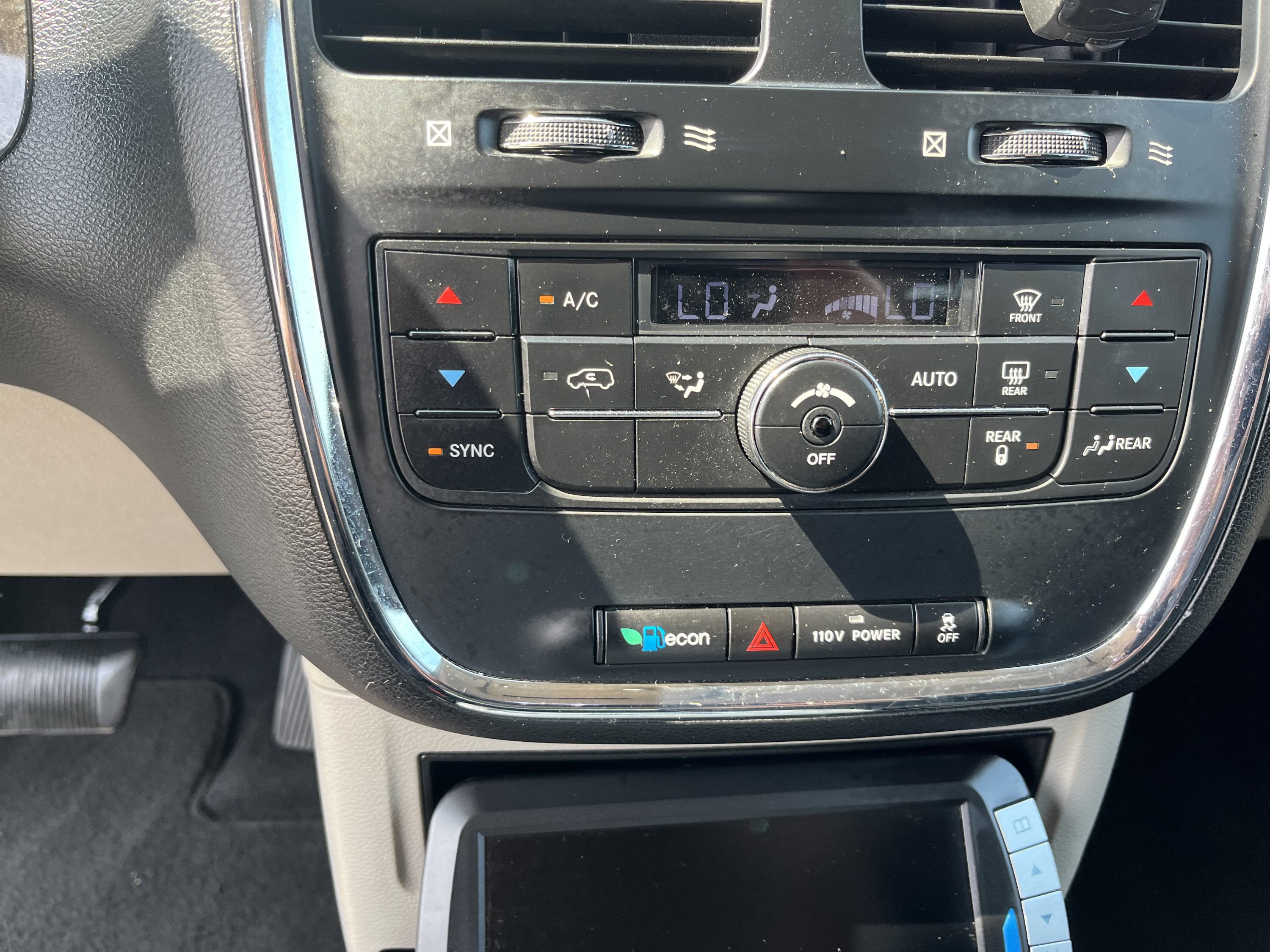 Used 2012 Dodge Grand Caravan Crew FWD image 17