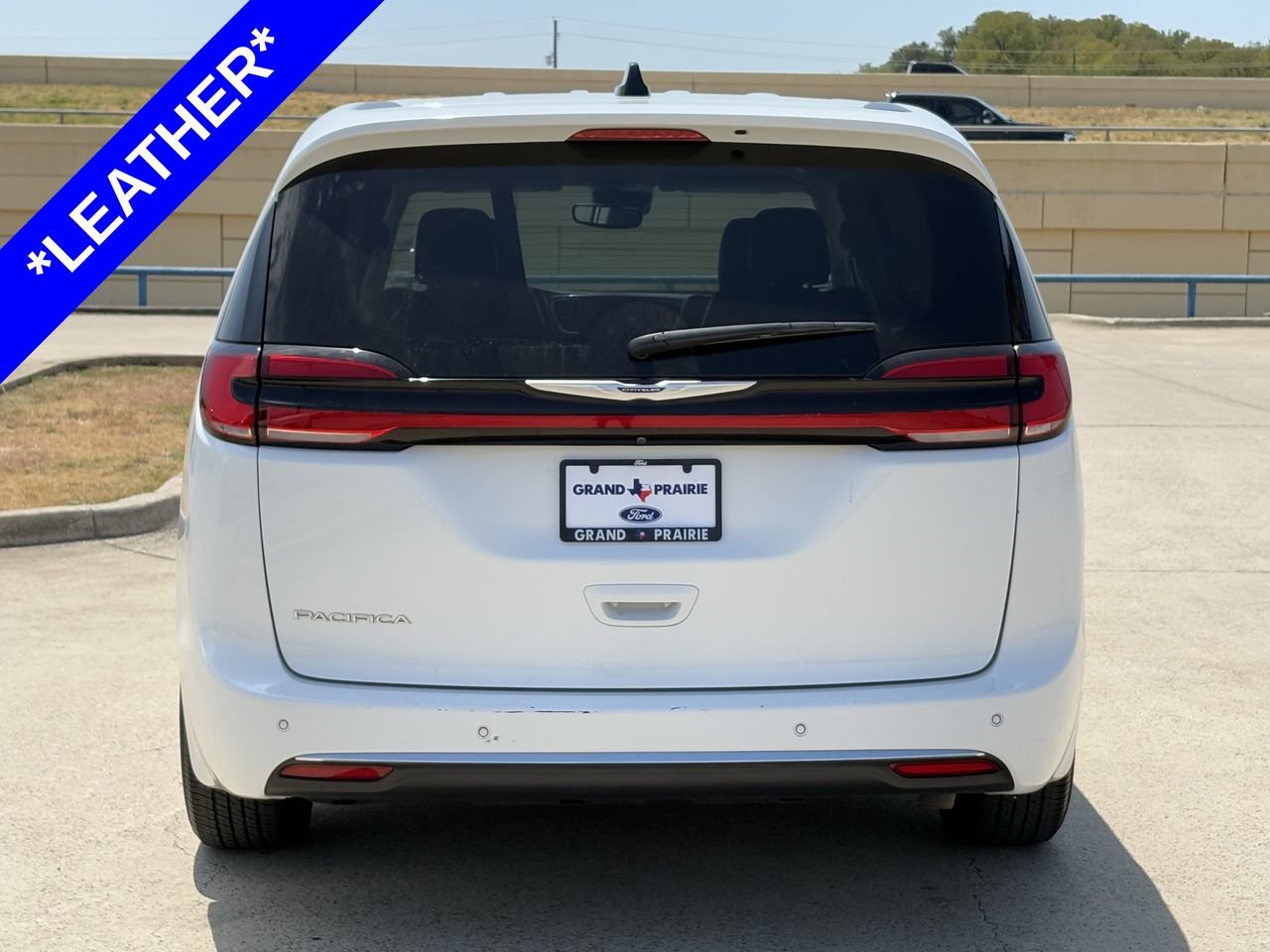 Used 2024 Chrysler Pacifica Touring-L FWD image 6