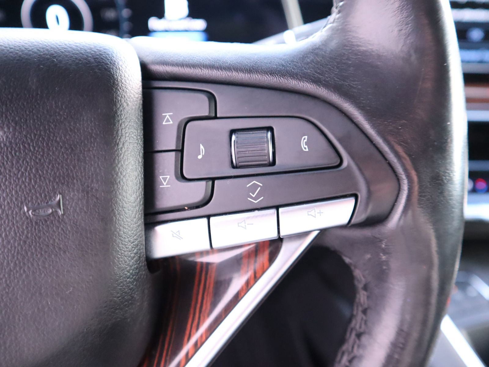 Used 2021 Cadillac Escalade ESV Premium Luxury w/ Driver Assist Tech Package AWD/4WD image 39