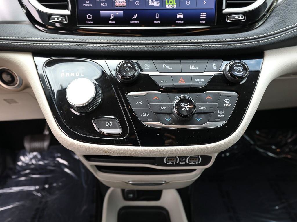 Used 2023 Chrysler Pacifica Touring-L AWD/4WD image 19