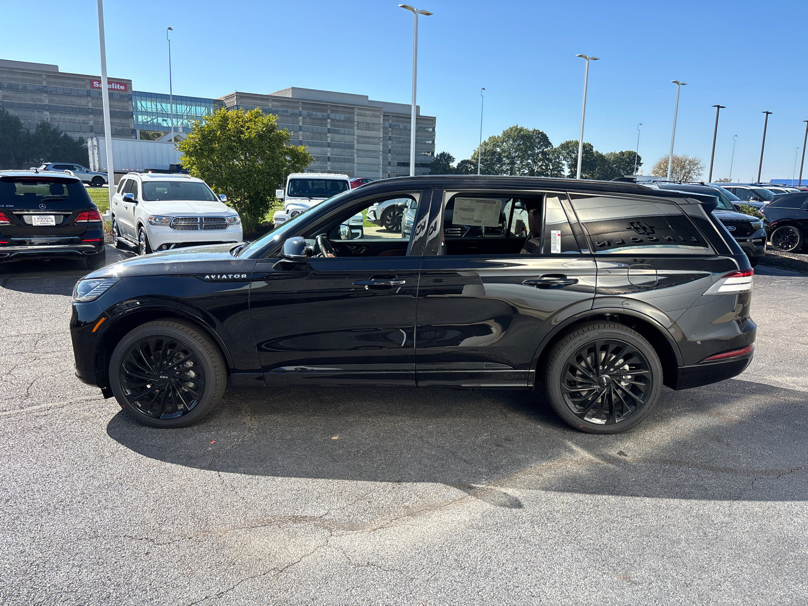 New 2027 Lincoln Aviator Reserve w/ Jet Appearance Package AWD/4WD image 4