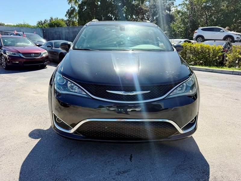 Used 2017 Chrysler Pacifica Touring-L FWD image 10