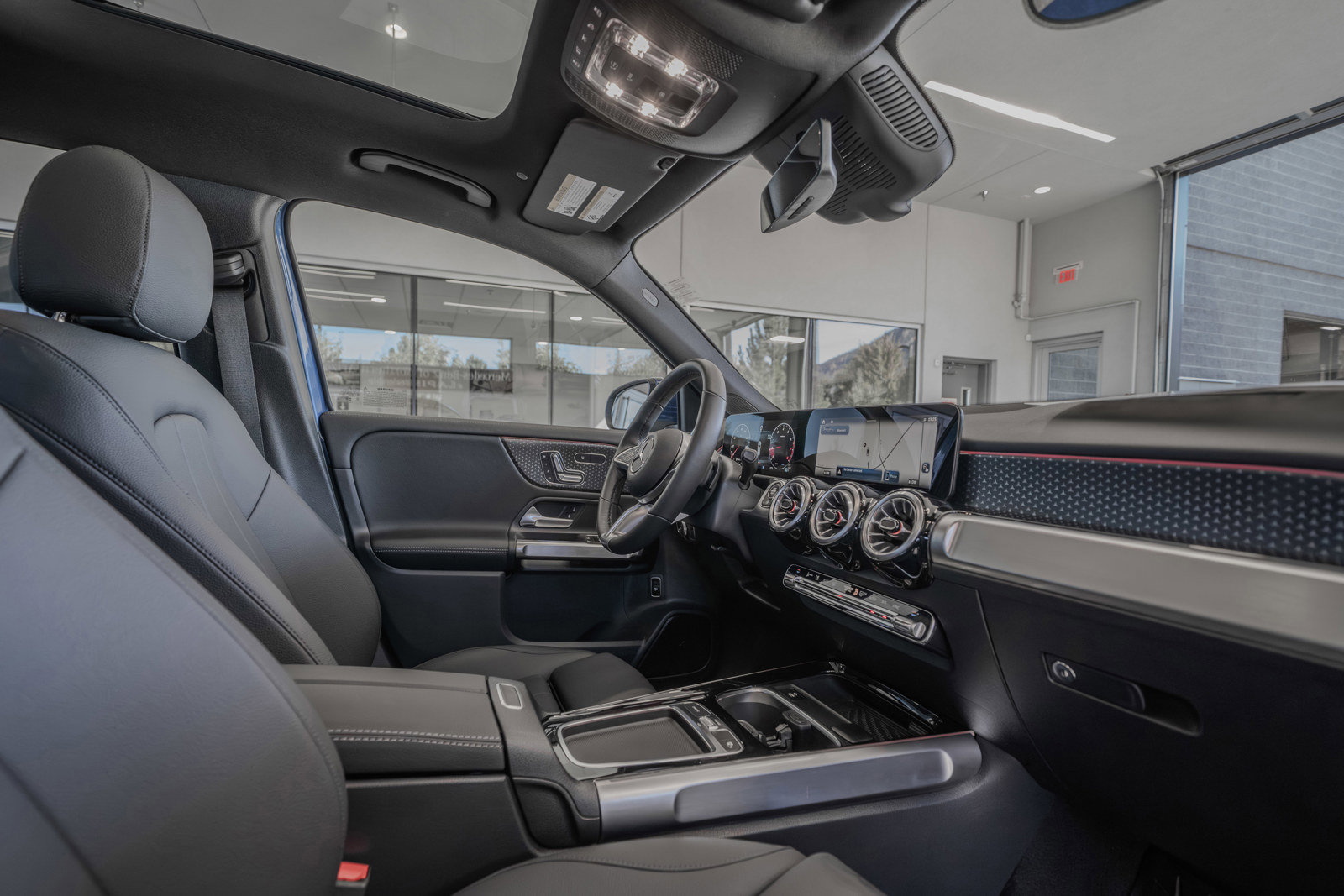 Used 2025 Mercedes-Benz GLB 250 4MATIC image 17