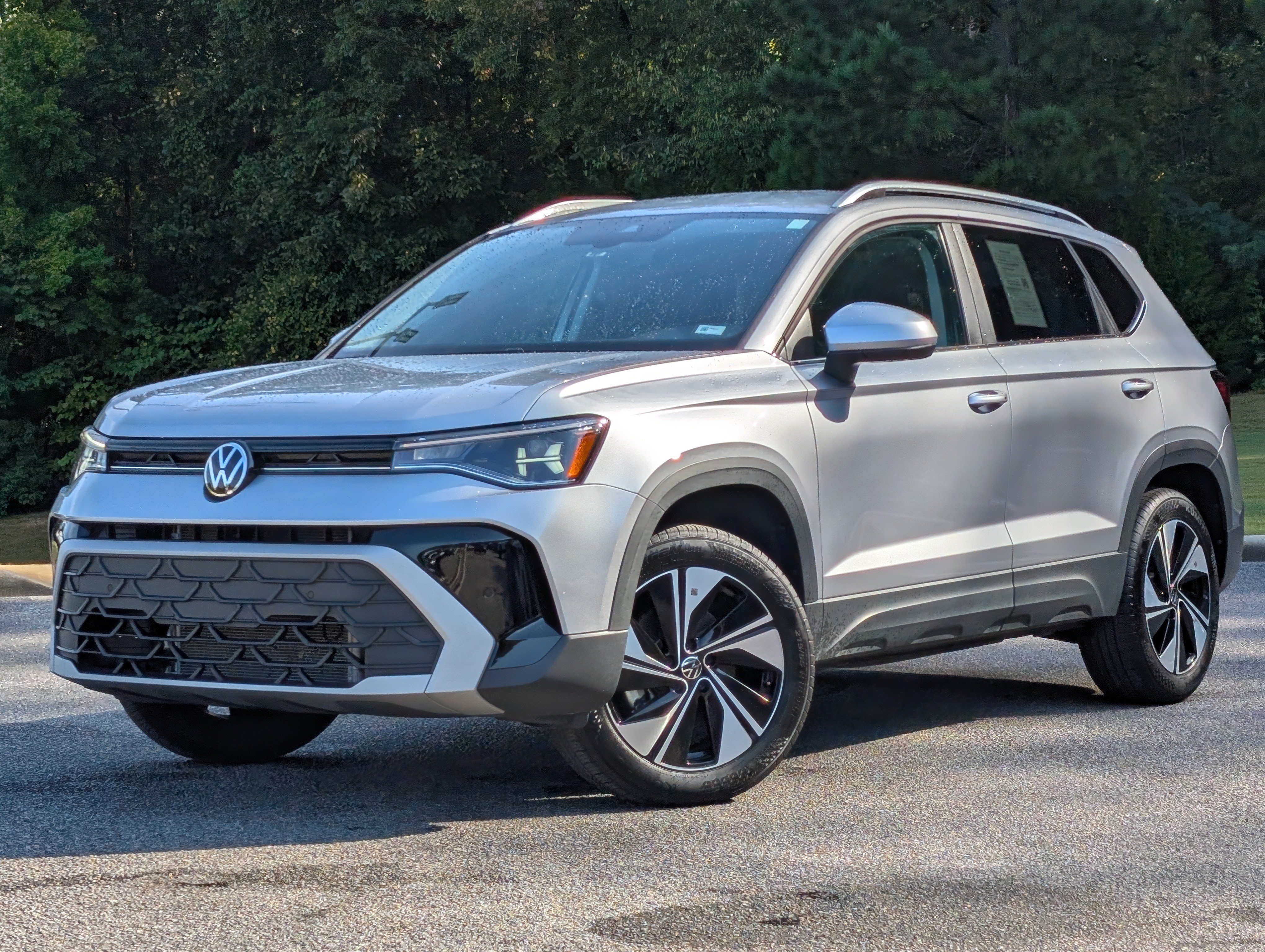 Used 2025 Volkswagen Taos SE AWD/4WD image 4