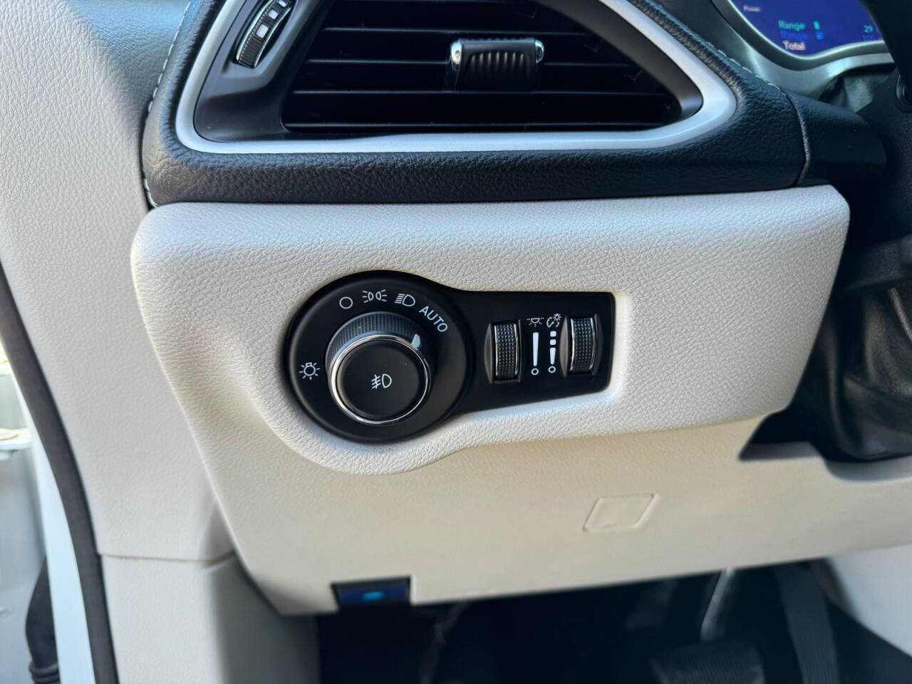 Used 2024 Chrysler Pacifica Limited image 17