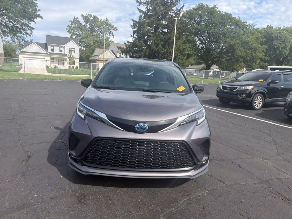 Used 2021 Toyota Sienna XSE w/ XSE Plus Package FWD image 3