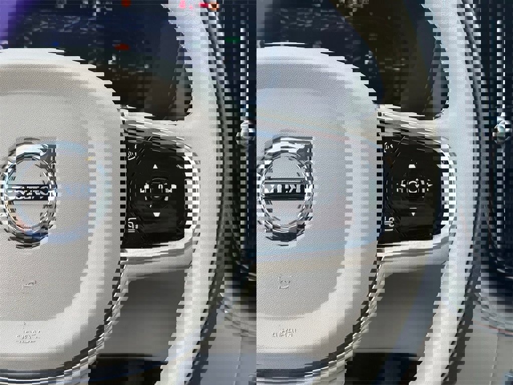 Used 2023 Volvo XC60 T8 Plus image 12