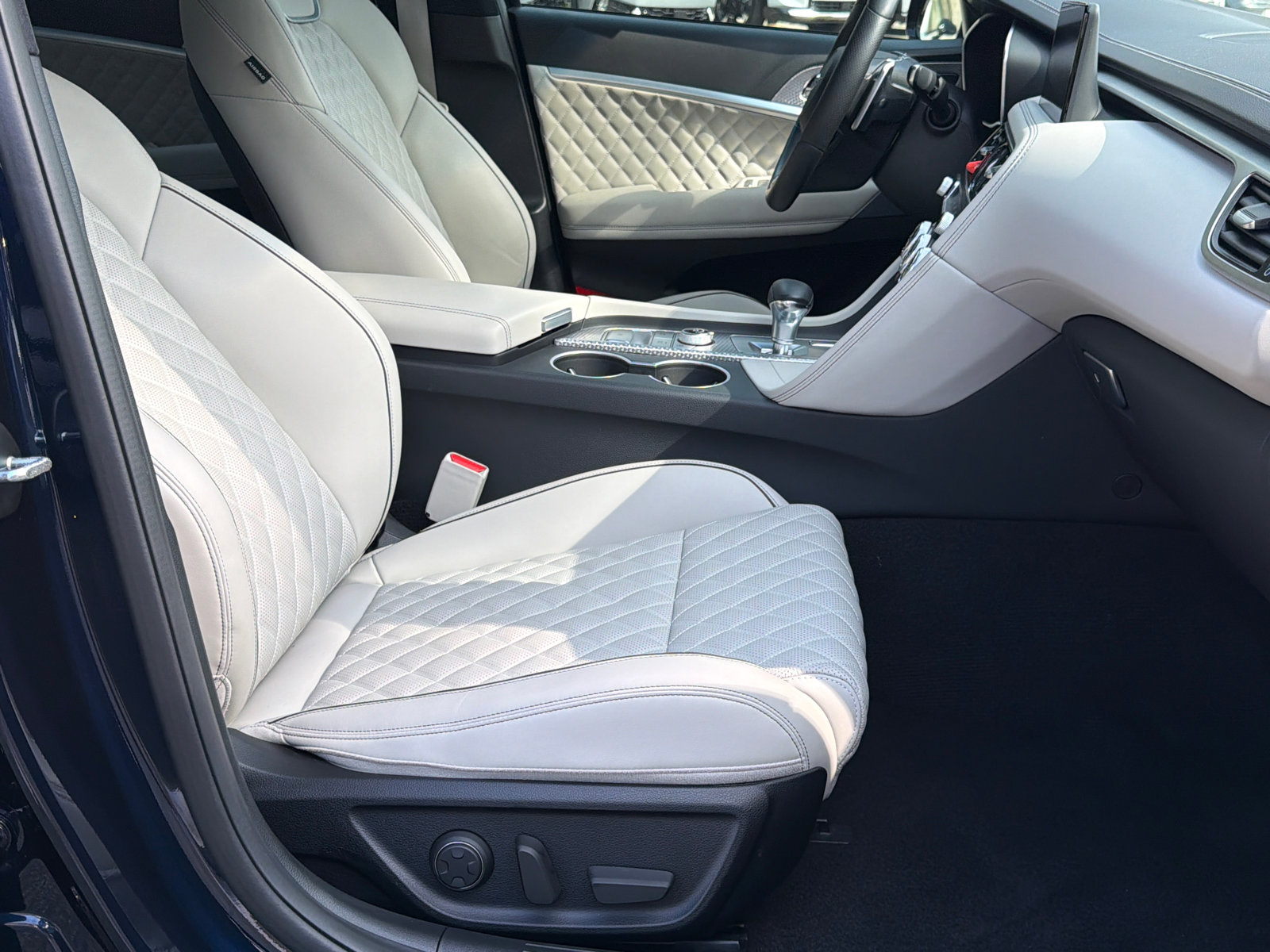 Used 2023 Genesis G70 3.3T w/ Sport Prestige Package image 13