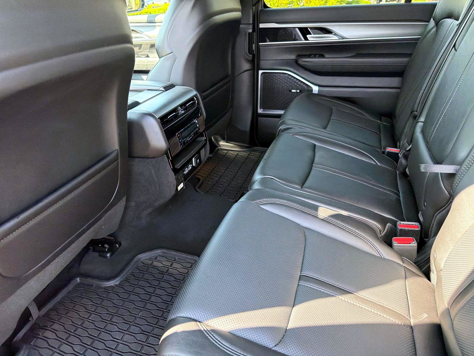 Used 2024 Jeep Wagoneer Series II AWD/4WD image 8