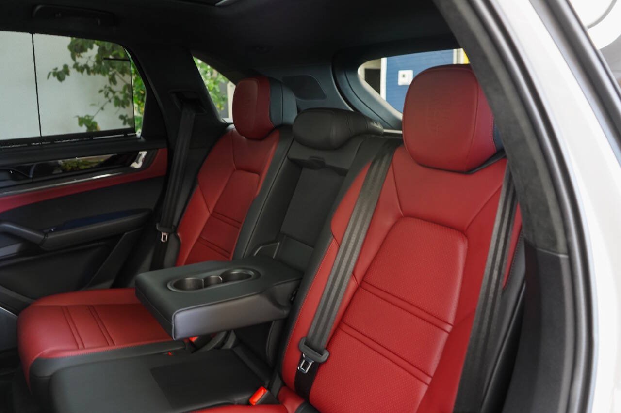 Used 2025 Porsche Cayenne GTS AWD/4WD image 71