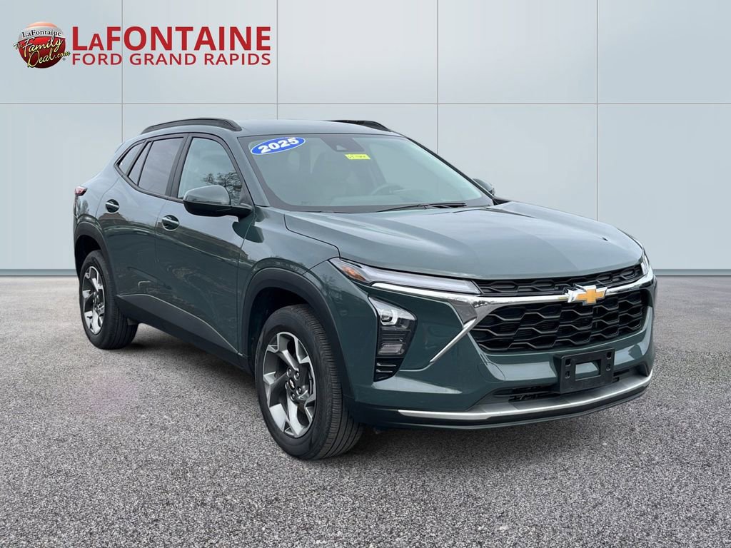 Used 2025 Chevrolet Trax LT FWD image 3