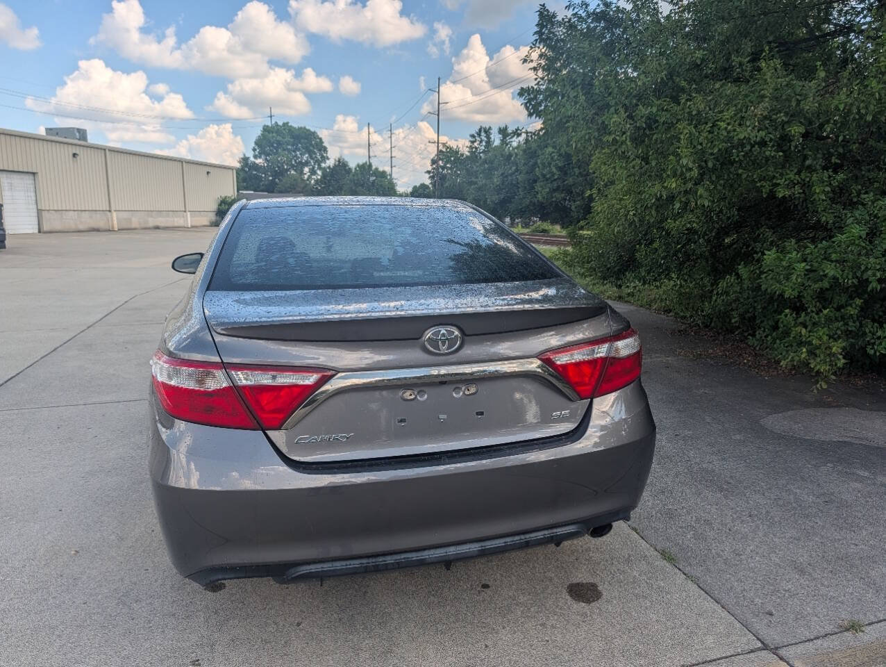 Used 2017 Toyota Camry SE w/ Moonroof Package FWD image 2