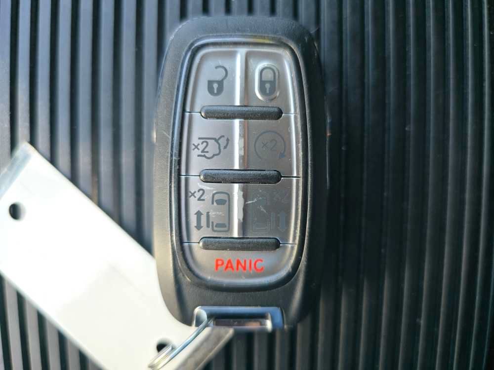 Used 2025 Chrysler Pacifica Limited FWD image 22