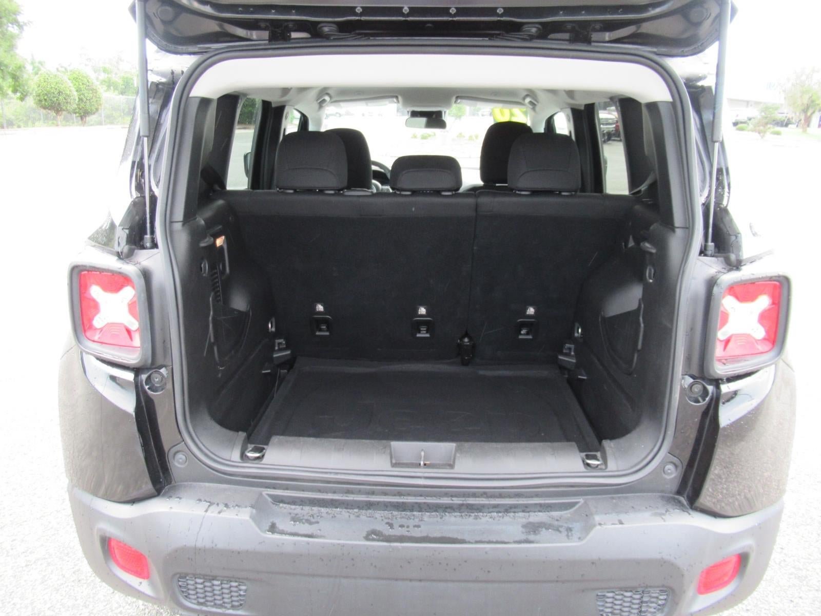 Used 2020 Jeep Renegade Latitude FWD image 32