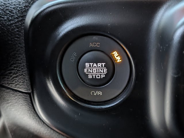 Used 2023 Jeep Gladiator Rubicon w/ LED Lighting Group AWD/4WD image 18
