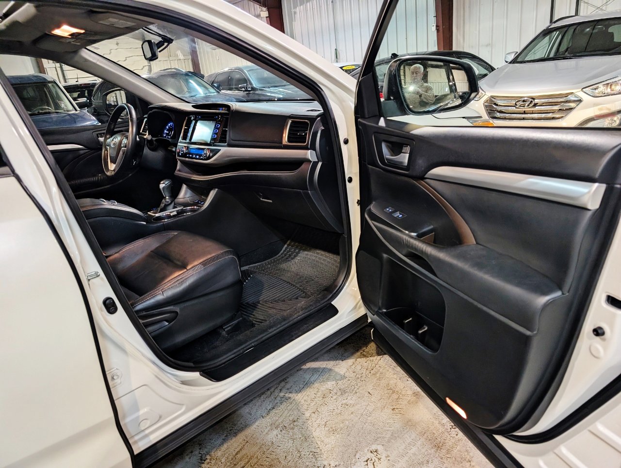 Used 2015 Toyota Highlander XLE image 32