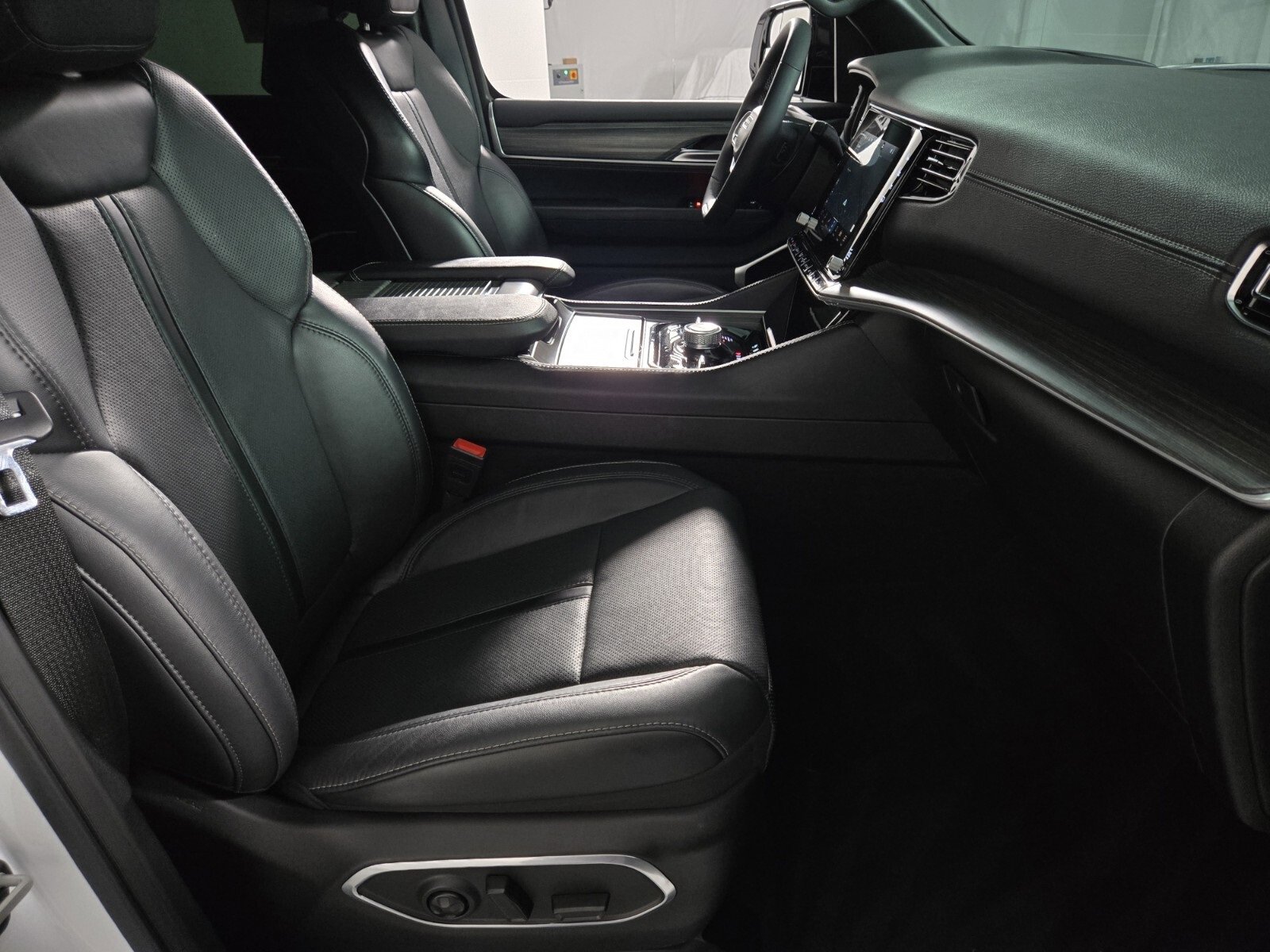 Used 2024 Jeep Wagoneer L Series III w/ Premium Group I image 20