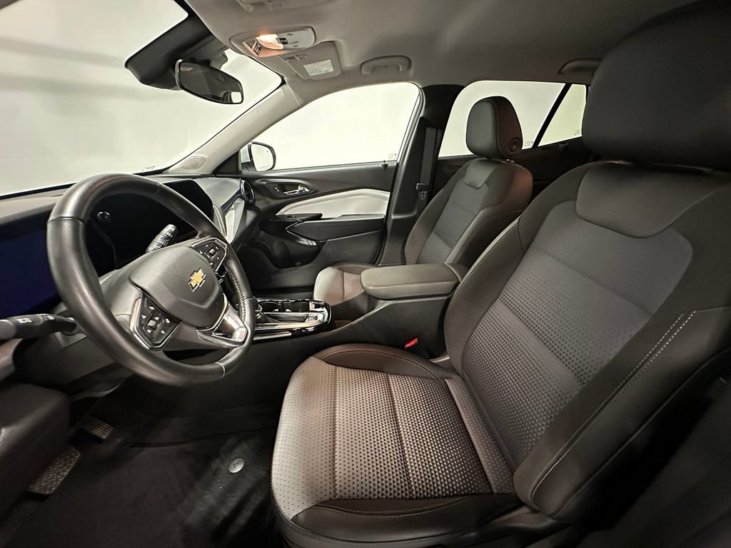 Used 2024 Chevrolet Trax LT w/ Driver Confidence Package FWD image 3