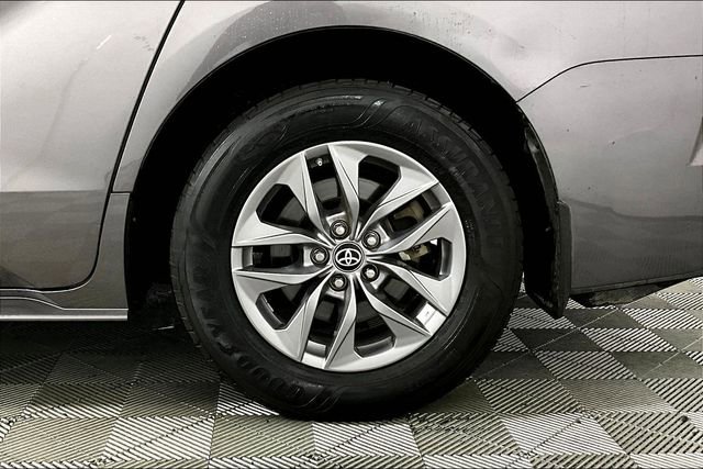 Used 2021 Toyota Sienna XLE image 8