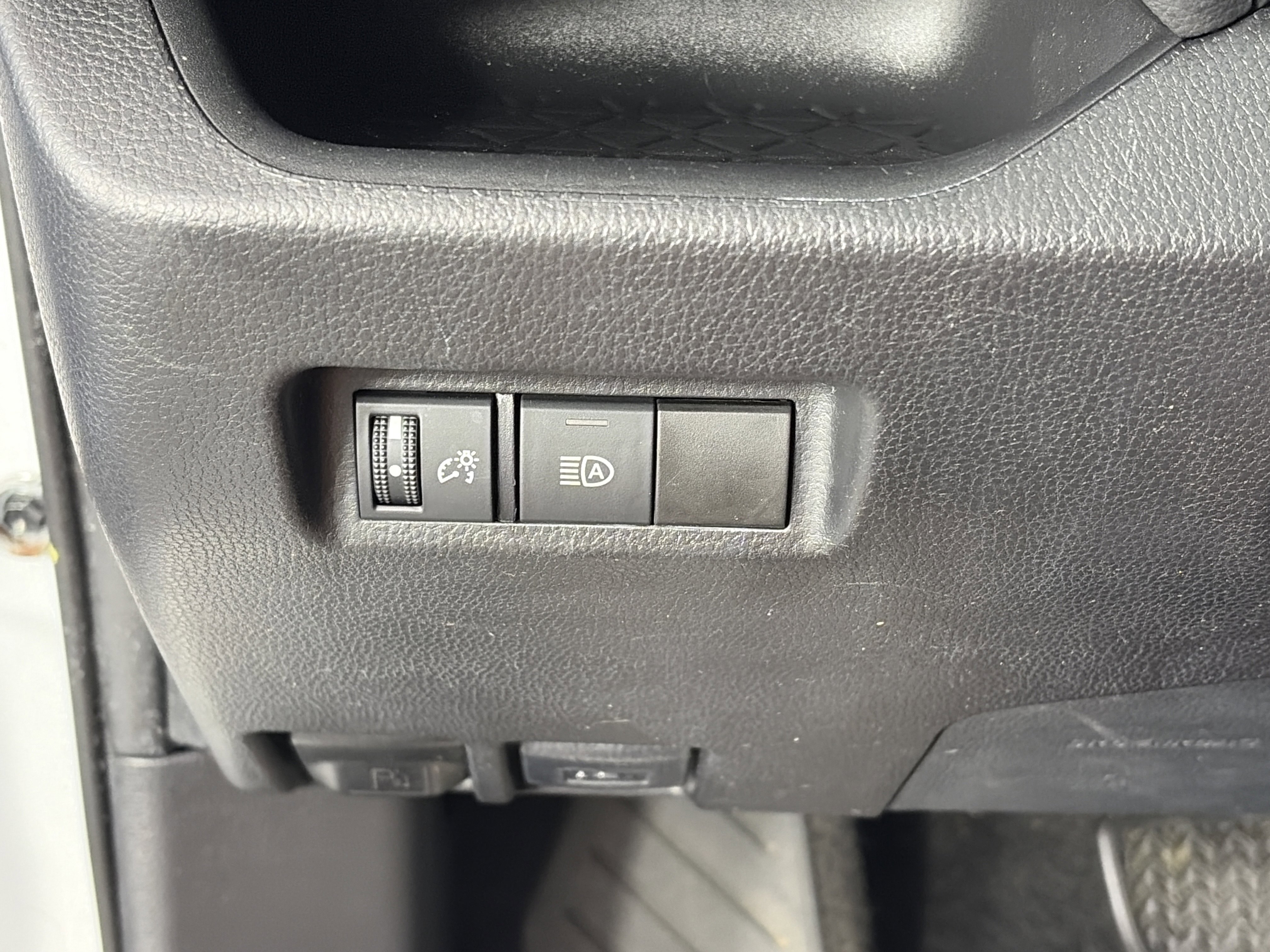 Used 2021 Toyota RAV4 LE AWD/4WD image 26