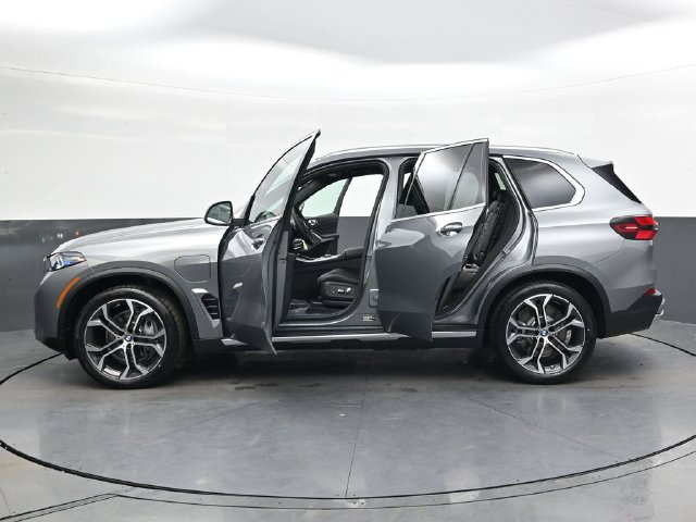 New 2026 BMW X5 xDrive50e w/ Premium Package AWD/4WD image 38