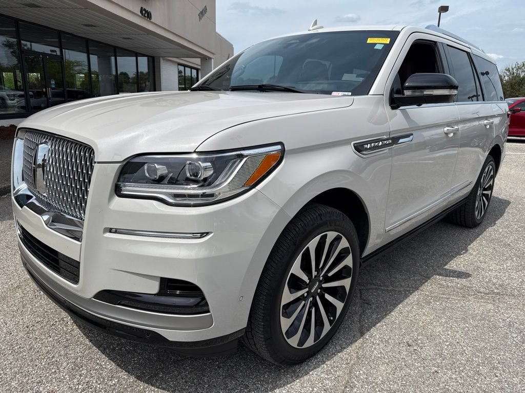 Used 2024 Lincoln Navigator Reserve AWD/4WD image 7