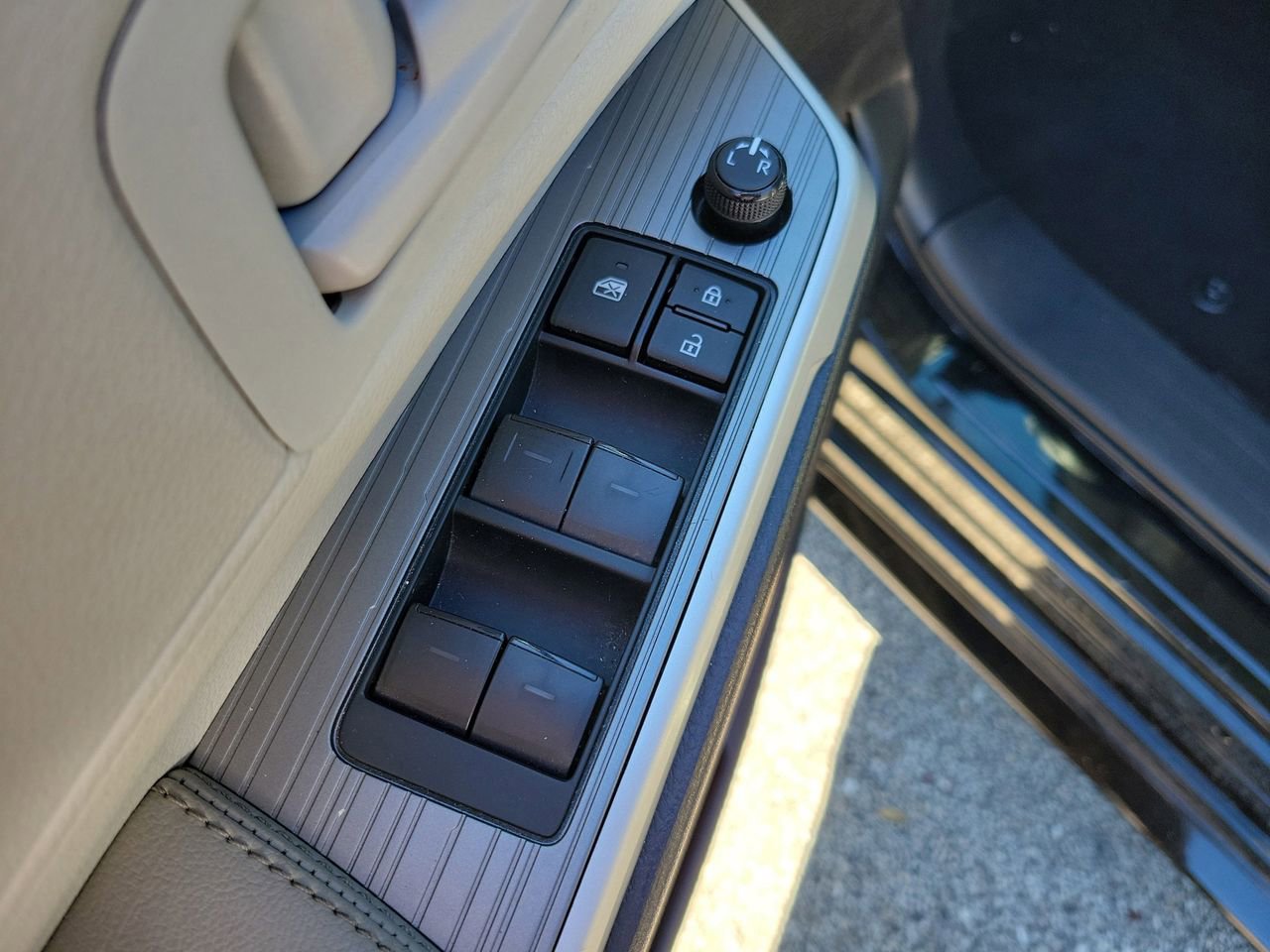 Used 2025 Toyota Sienna LE image 14