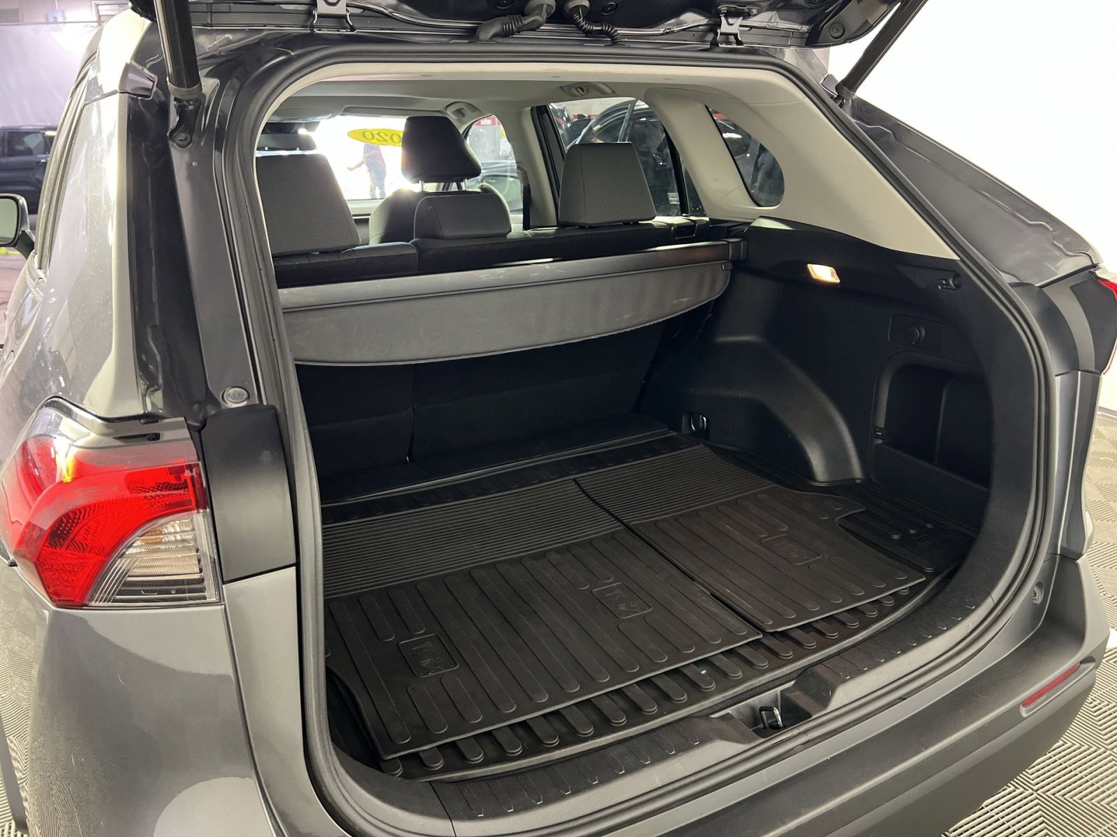 Used 2020 Toyota RAV4 XLE image 24