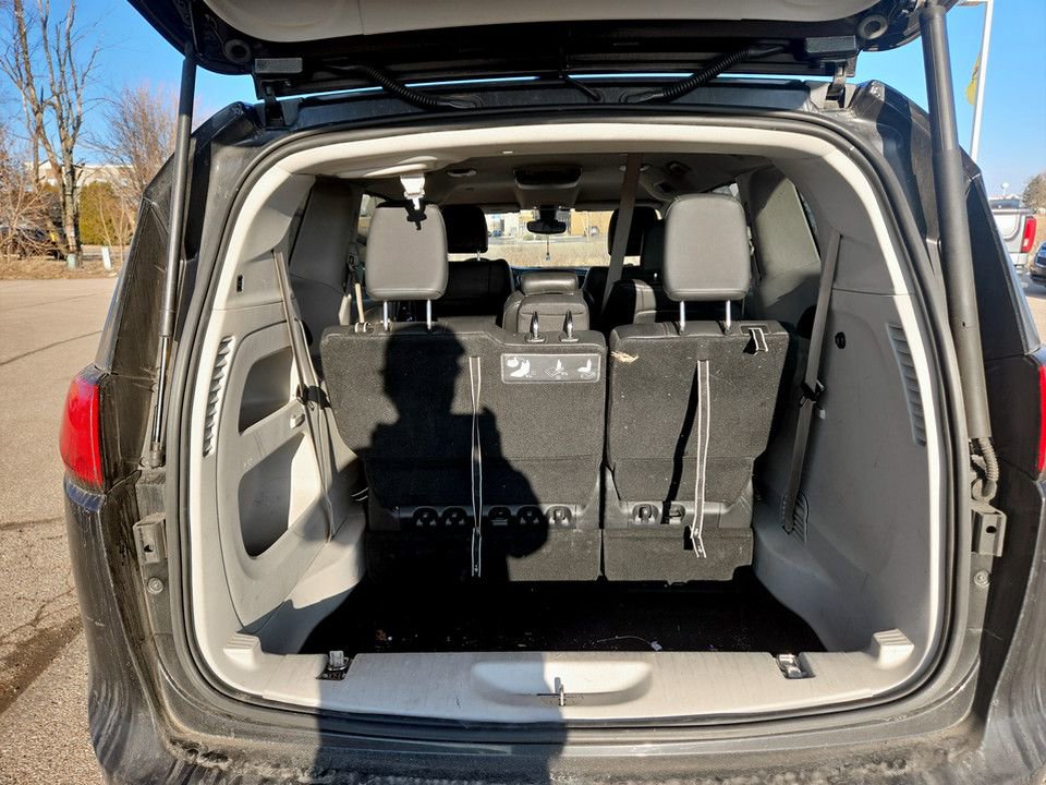 Used 2017 Chrysler Pacifica Touring-L image 31