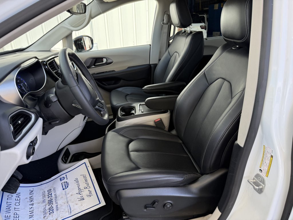 Used 2024 Chrysler Pacifica Touring-L FWD image 11
