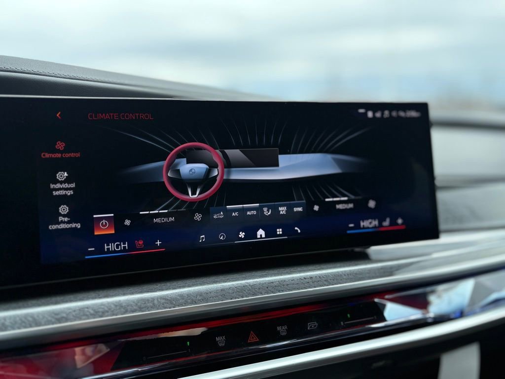 Used 2025 BMW 760i xDrive w/ Luxury Rear Seating Package image 10