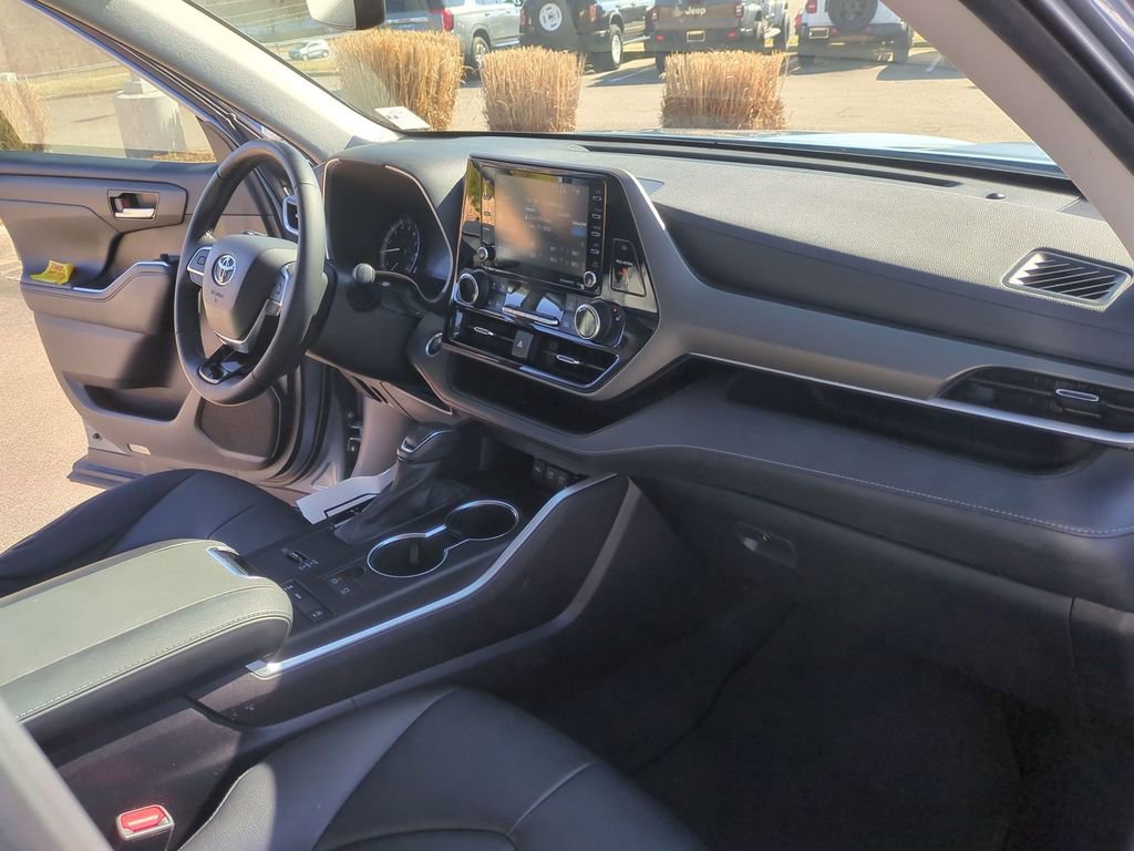 Used 2021 Toyota Highlander XLE image 30