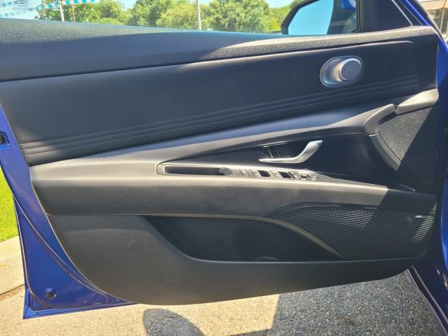 Used 2022 Hyundai Elantra Limited w/ Preferred Accessory Package FWD image 16