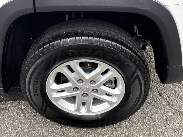 Certified 2023 Jeep Grand Cherokee Laredo AWD/4WD image 22