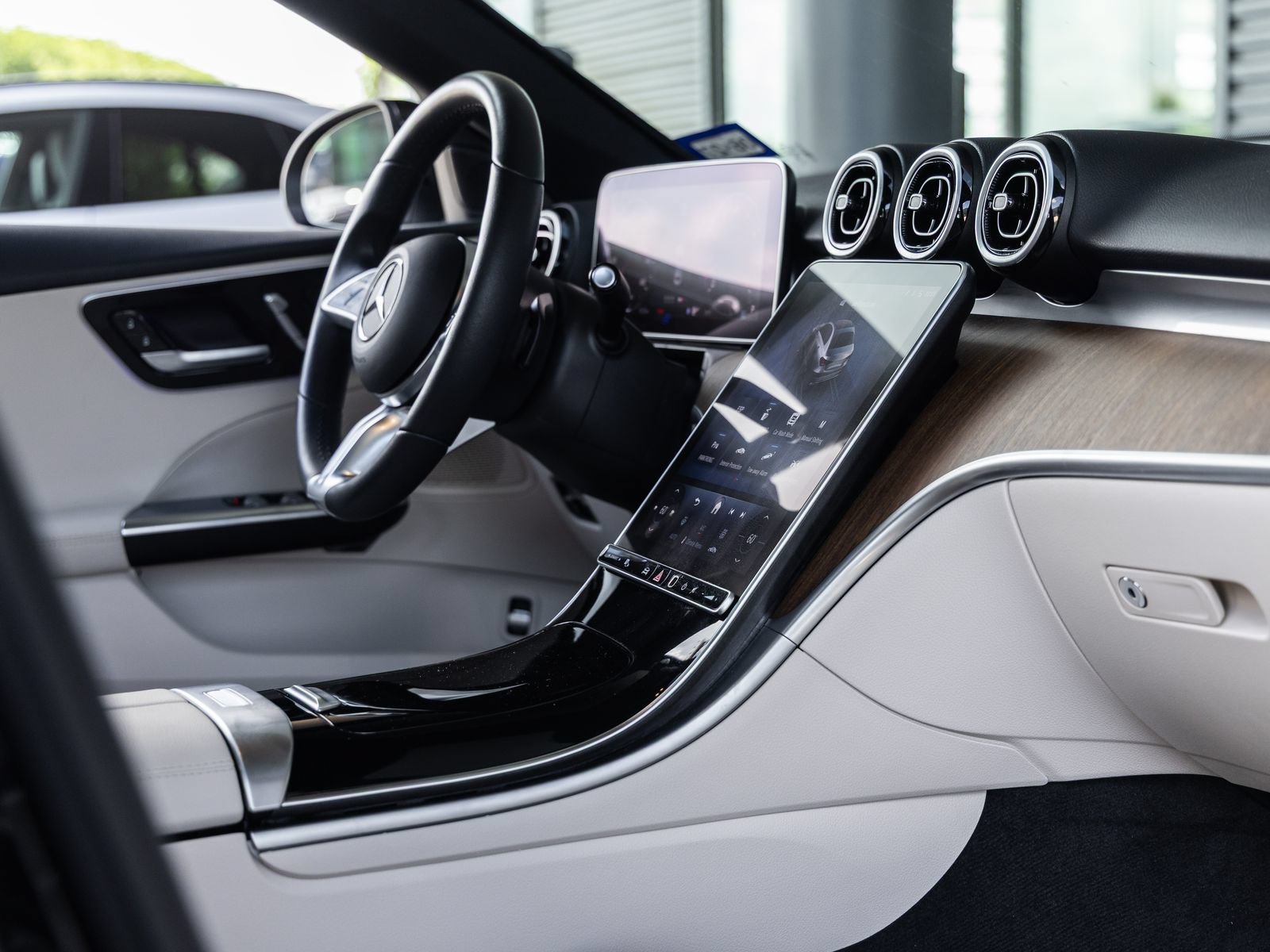 Used 2025 Mercedes-Benz C 300 Sedan image 43