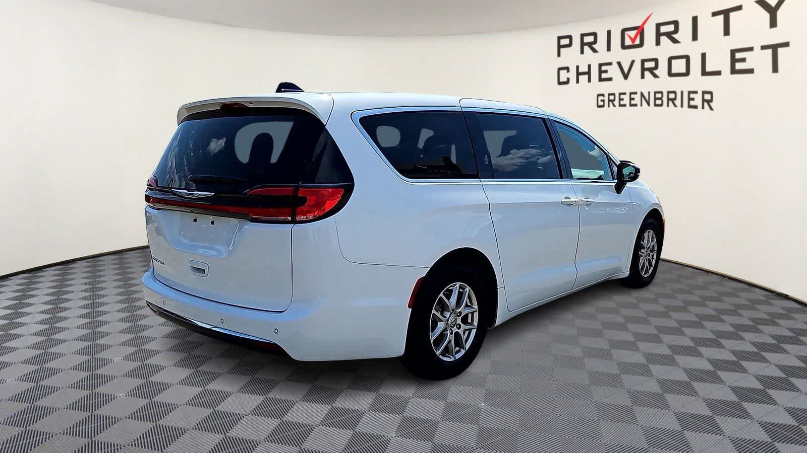 Used 2024 Chrysler Pacifica Touring-L FWD image 8