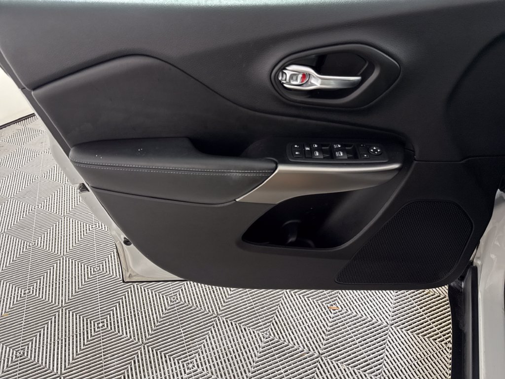 Used 2020 Jeep Cherokee Latitude Plus w/ Cold Weather Group AWD/4WD image 10